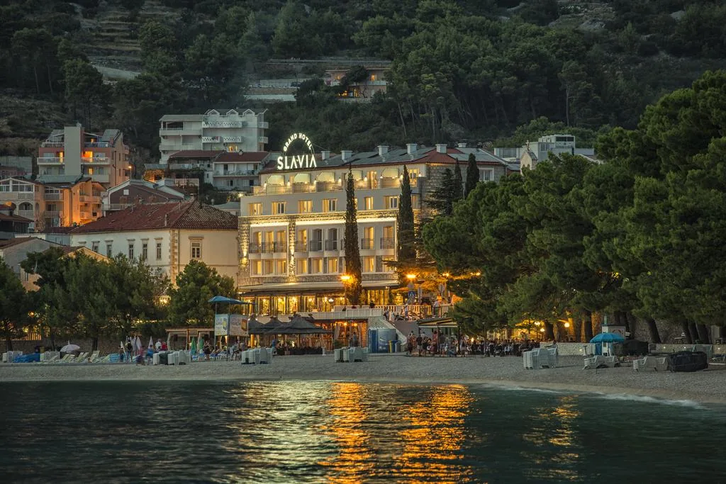 Ljeto na Makarskoj rivijeri – Grand hotel Slavia 4* Baška Voda